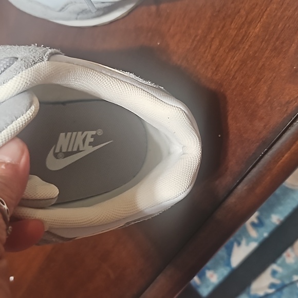 NIKE sneakers, size 9.5. Euc - Picture 9 of 14